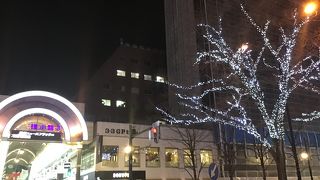 すすきの　大通りの中間のストリート。