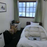 シンプルなシングルルーム。