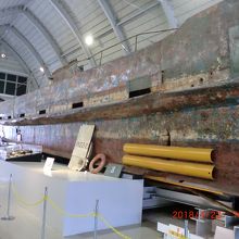 鉄板の継ぎ合わせのような船