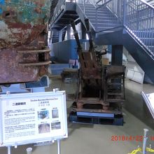 工作船にしては大きな機関銃