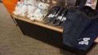 魅力ある航空グッズが売られています