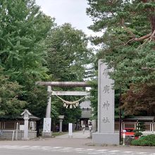 鳥居と山道