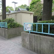 「東京盲唖学校発祥の地」の石碑あり