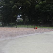 失なわれた「前方」部分や濠の部分はブロックで色分けされていま