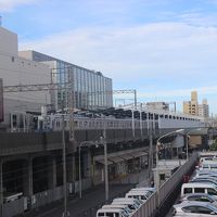 客室の窓から駅が見えます