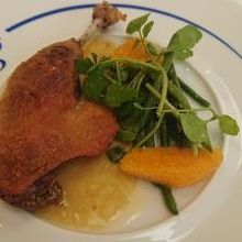 フランス産鴨もも肉のコンフィ、隠元豆とクレソン柑橘の香り