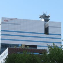 壁がカラフルです