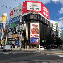 すすきの駅の上の交差点！