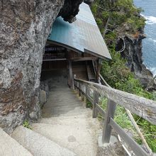 断崖に建つ石室神社