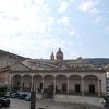 世界遺産のコミゾ大聖堂前のパノラマ広場「Piazza dell'Erbe」
