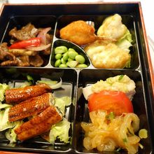 コース料理は各自にお重に詰めて出てきました。