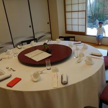 個室はホテルの3階にあります。