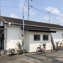 平家の店舗で、駐車場あり。