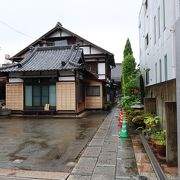 名前とは違い厳かな寺院