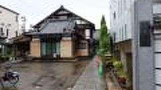 名前とは違い厳かな寺院