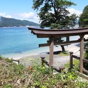 船越湾を望む立地の小粒な神社