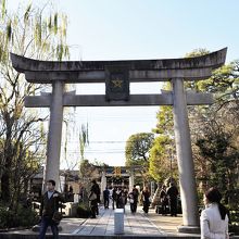 五芒星の扁額がかかる鳥居