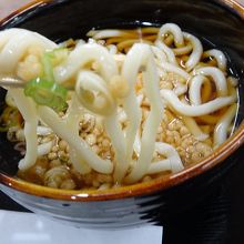 うどんをつるつる( ^)o(^ )