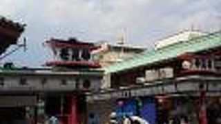 シャッターが下りている店もありました