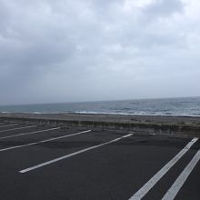 店の目の前がすぐ海です。 天気が悪かったです。