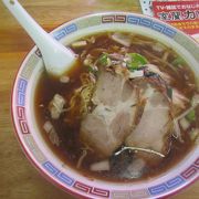 しょうゆラーメンには焼き豚のようなチャーシューが乗る