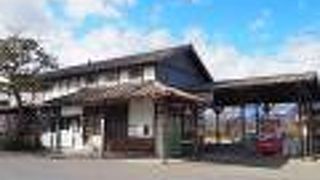 今はバス停となっている旧長野鉄道屋代線の駅