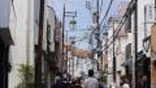 落ち着いた雰囲気の商店街