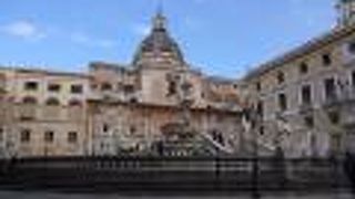 夜間はライトアップ