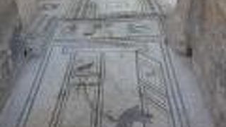 玄関に犬のタイル絵を取り入れるのがはやっていたのであろうか