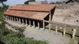 ポンペイの赤は濃い赤だった