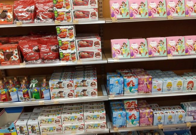 セレブレーションホテル内にあるコンビニで、ディズニー系商品がいっぱい