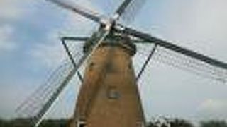 まるでオランダ！本格的な水汲み風車。