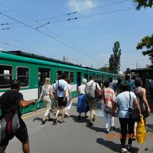センテンドレ駅で下車する観光客