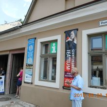 観光案内所の奥がトイレです