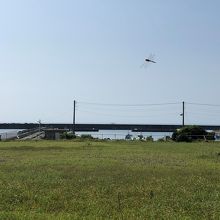 ビーチ沿いの通りから見た漁港