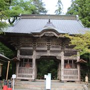 江戸時代末期・弘化2年に建てられた榛名神社参拝の起点となる由緒ある門です。