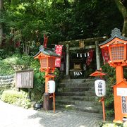 2つの瀧の間に神社がある