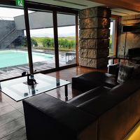 ラウンジはコーヒー、レモン水のサービスあり