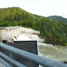 JR清水沢駅方面から、ダムの目の前に岩山が・・・
