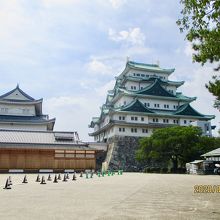 天守閣は木造復元中