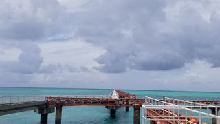 誘導灯が海に突き出ている！