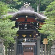 白旗だけど黒塗りの神社