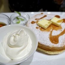 よつ葉バターとメイプルのパンケーキ。