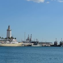 マラガ港に停泊している船