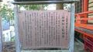 鮮やかな朱色の外観で、本殿よりも目立っていました