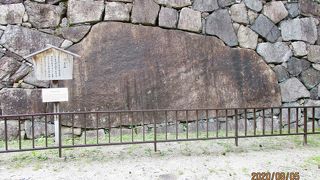 ひときわ大きな石