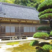 玉田寺庭園と宝篋印塔