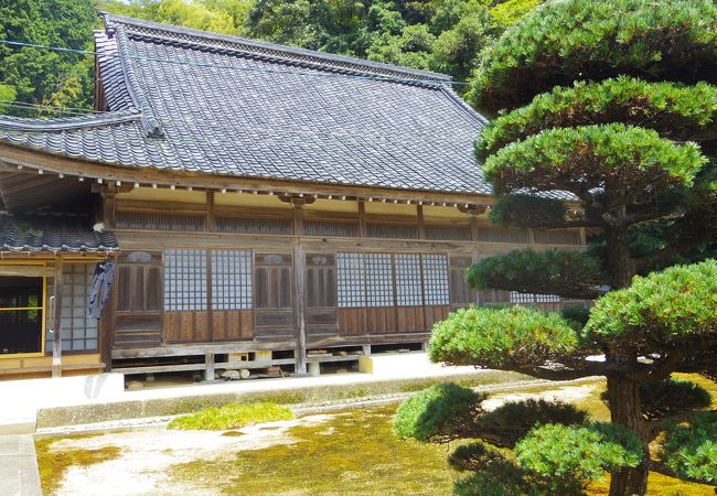 玉田寺庭園と宝篋印塔