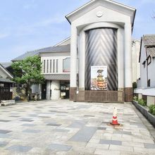 通りから奥まったところにあります