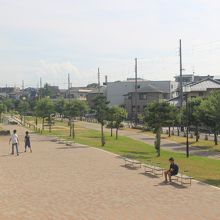 周辺は公園として整備されています